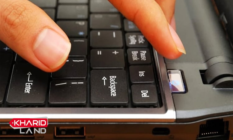 نگه داشتن دکمه پاور یکی از راه های خاموش شدن لپ تاپ 